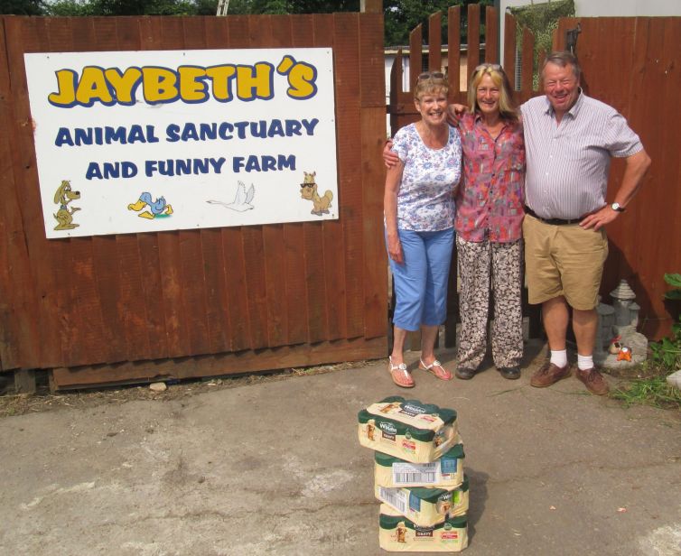 Generous-Chef-donates-his-HGC-fee-to-Jaybeths-in-the-form-of-dog-food