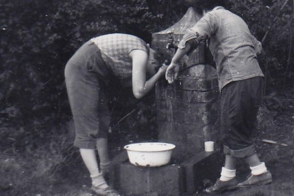 Aleid receives help washing her hair